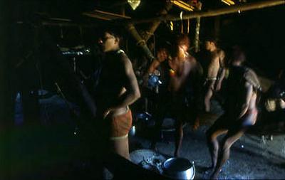 Série Xingu - Homens no interior de maloca