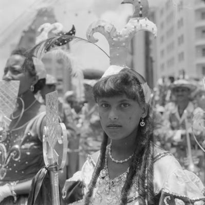 Crianças desfilando em agremiações carnavalescas
