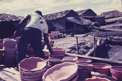 Transporte de cerâmicas que serão vendidas em Salvador