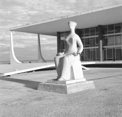 "A Justiça", escultura de Alfredo Ceschiatti