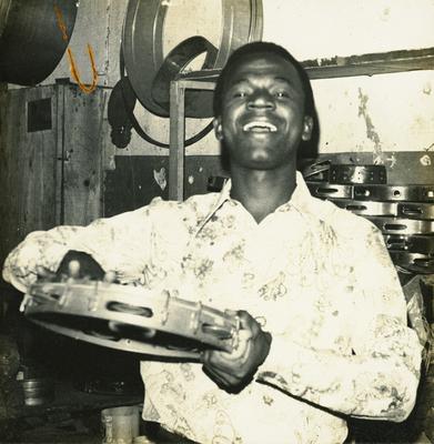 Luiz Carlos com o pandeiro