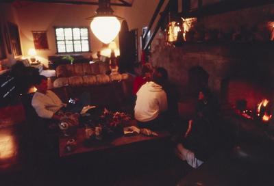 Pessoas reunidas em sala de estar