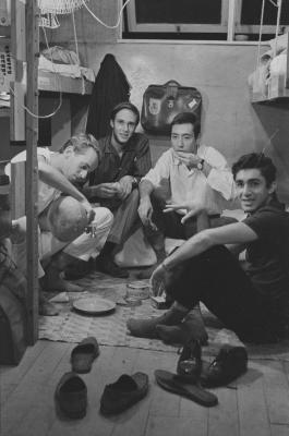 Alojamento dos estudantes. Em segundo lugar, da esquerda para direita, está Jorge Bodanzky