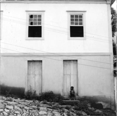 Aspectos de Congonhas, casario com criança