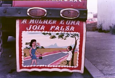 Para-choque de caminhão com a frase: "A mulher é uma joia falsa"