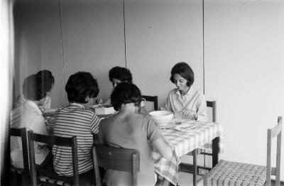 Maria Helena Guedes, Lena Coelho dos Santos, Philomena Miller, Zila Mamede e Maria de Nazareth Soares Lins no alojamento dos professores (Colina)