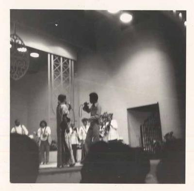 Elizeth Cardoso ao microfone