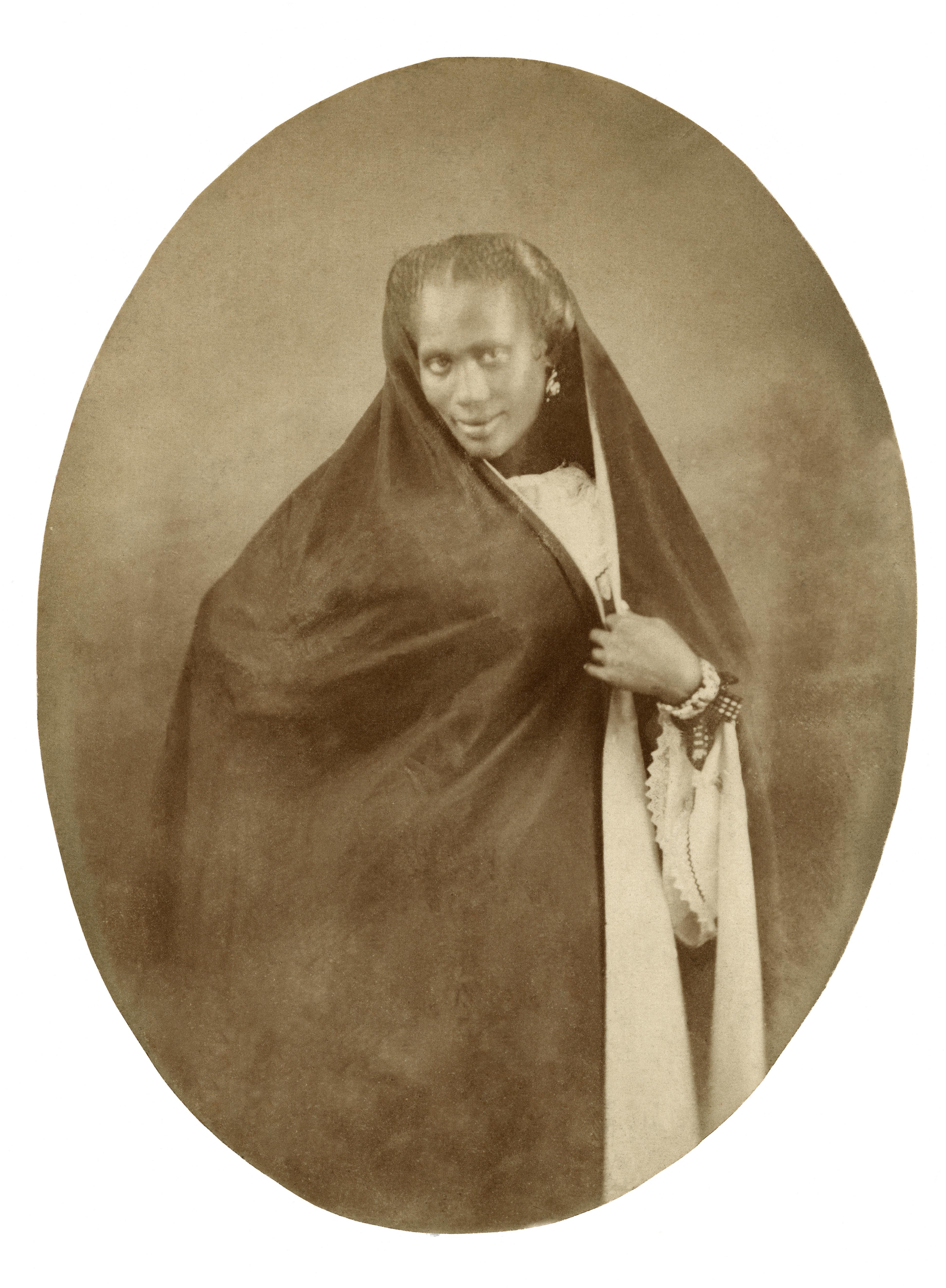 Mulher negra com manto