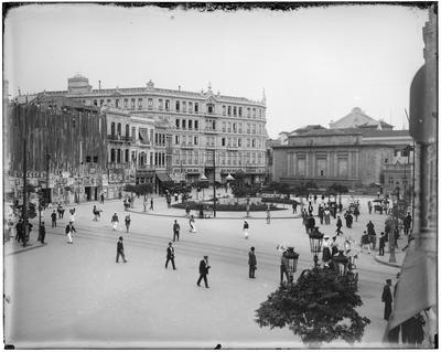 Largo da Carioca com o Chafariz de 35 bicas; ao fundo, à esquerda, o Hotel Avenida