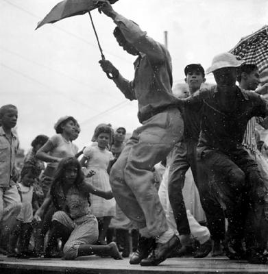 Passista de frevo no carnaval de rua de Recife