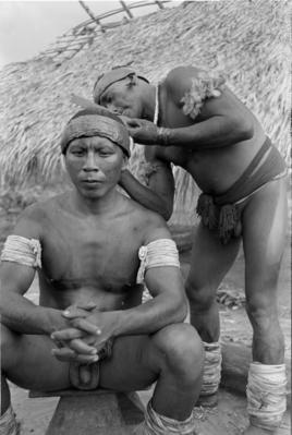 Homens do povo Kamaiurá possivelmente se preparando para o Jawari