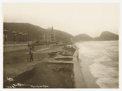 Ressaca na praia de Copacabana