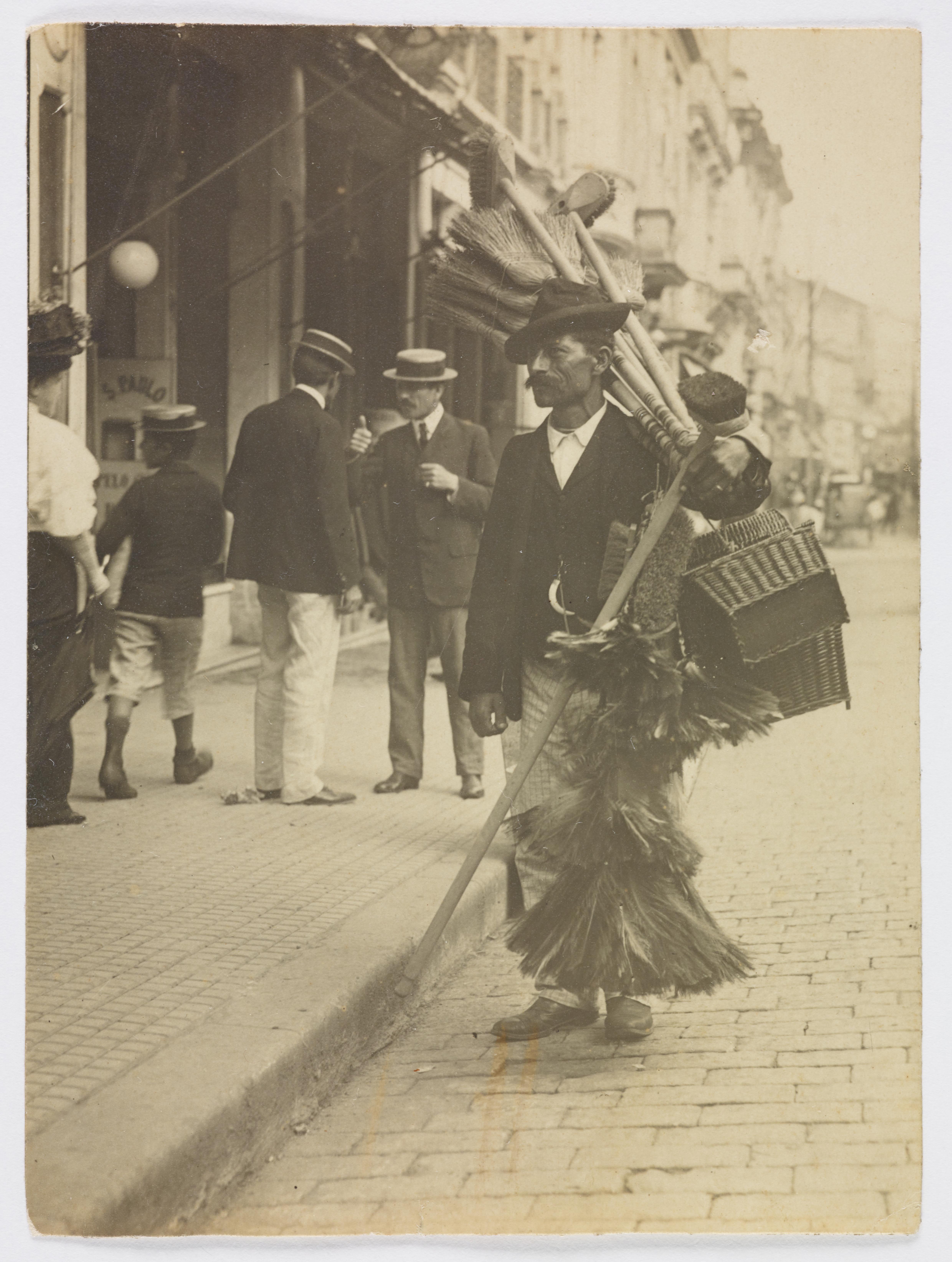Vendedor de vassouras em rua do centro da cidade