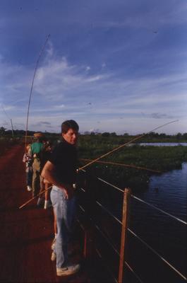 Visitantes com vara de pescar