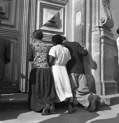 Romaria - Jubileu do Santuário Diocesano do Bom Jesus de Matosinhos - fiéis no adro da basílica