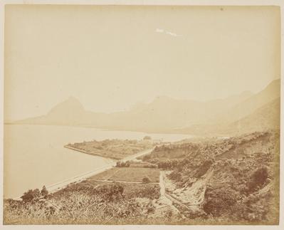 Lagoa Rodrigo de Freitas, ao fundo, morro Dois Irmãos e a pedra da Gávea