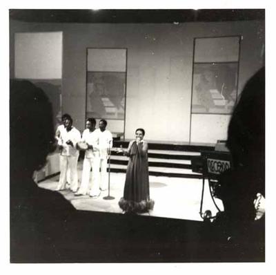 Elizeth Cardoso ao microfone