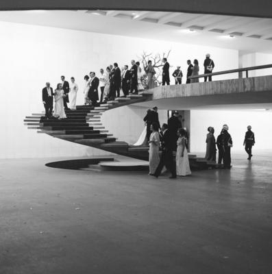 Recepção em homenagem à Rainha Elizabeth II. A escada helicoidal foi projeto dos arquitetos Milton Ramos e Joaquim Cardoso