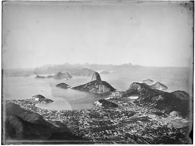 Enseada de Botafogo vista do alto do Corcovado, com o Morro do Pão de Açúcar ao fundo