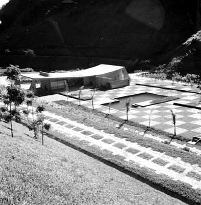 Residência de Edmundo Cavanellas, projeto do arquiteto Oscar Niemeyer e Burle Marx