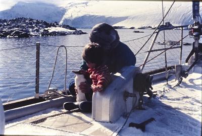 Igor Belli acaricia seu gato