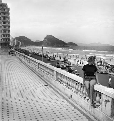 Mulher posa no terraço do Copacabana Palace