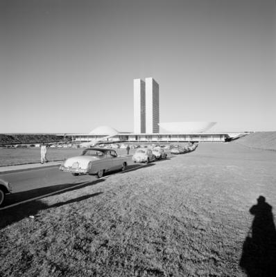 Congresso Nacional, vendo-se a sombra do fotógrafo Marcel Gautherot