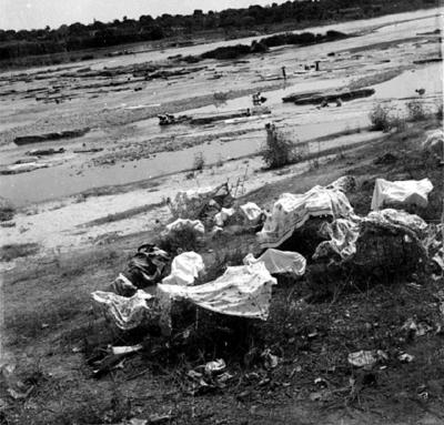 Roupas estendidas no Rio São Francisco