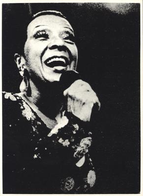 Elizeth Cardoso ao microfone (folheto)