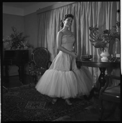 Arlette Pujol com vestido de baile