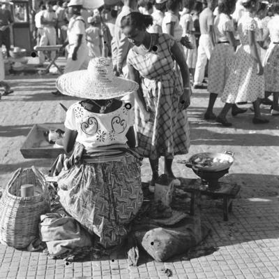 Vendedora de acarajé na procissão de Nosso Senhor dos Navegantes