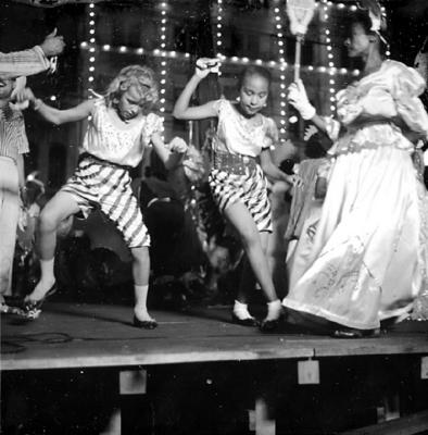 Desfile do bloco Vassourinhas em frente ao prédio do Diário de Pernambuco