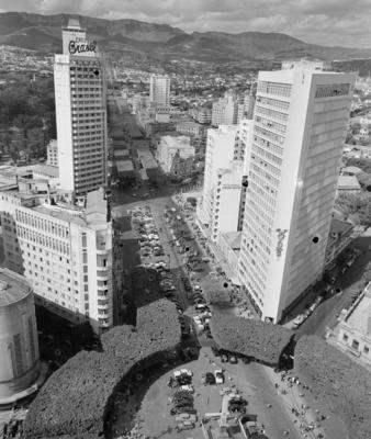 Aspectos de Belo Horizonte, obelisco da Praça Sete, conhecido como Pirulito da Praça Sete