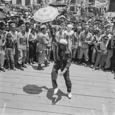 Passista de frevo no carnaval de rua de Recife
