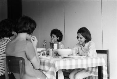 Maria Helena Guedes, Lena Coelho dos Santos, Philomena Miller, Zila Mamede e Maria de Nazareth Soares Lins no alojamento dos professores (Colina)