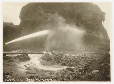 Fase final do arrasamento do Morro do Castelo -  jato d'água
