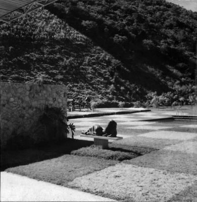 Residência de Edmundo Cavanellas, projeto do arquiteto Oscar Niemeyer e Burle Marx, com a escultura Mulher deitada, de Alfredo Ceschiatti