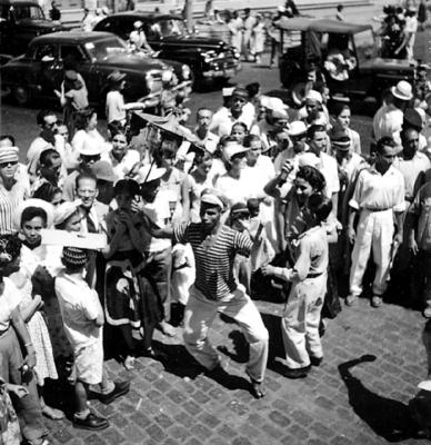 Passista de frevo no carnaval de rua de Recife