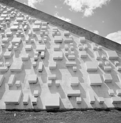 Teatro Nacional Cláudio Santoro, "O sol faz a festa", relevo de Athos Bulcão