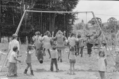 Meninas e meninos no parque