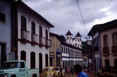 Casario e Igreja do Carmo (ao fundo)