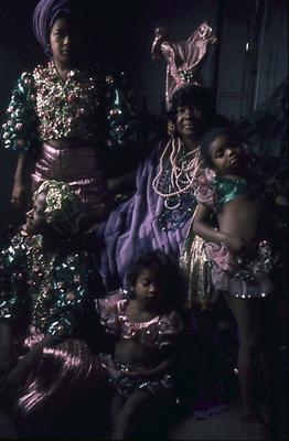 Série Mangueira - Mangueirenses em trajes verde e rosa