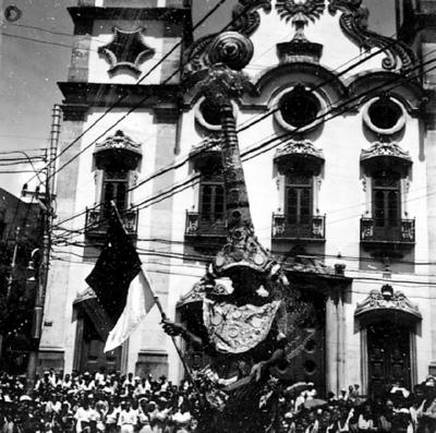 Carnaval de rua em frente à Igreja Matriz do Santíssimo Sacramento de Santo Antônio
