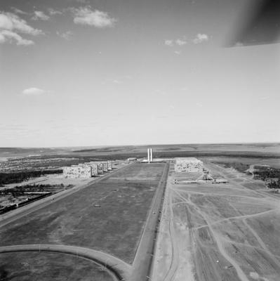 Vistas aéreas de Brasília, Esplanada dos Ministérios e Praça dos Três Poderes ao fundo.