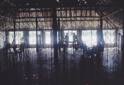 Ao fundo, pessoas reunidas