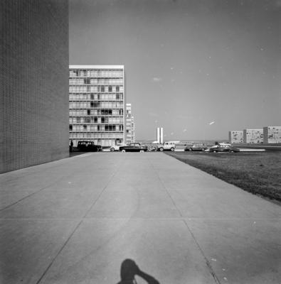 Ministérios, vendo-se a sombra do fotógrafo Marcel Gautherot