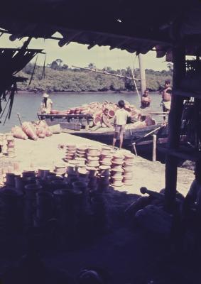Transporte de cerâmicas que serão vendidas em Salvador
