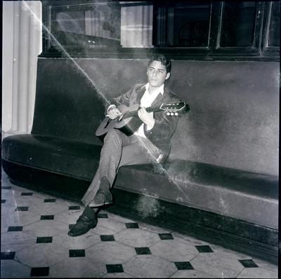 Chico Buarque com o violão