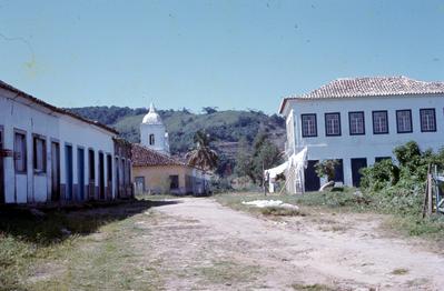 Vila de Mambucaba - casario e Igreja Nossa Senhora do Rosário (ao fundo)