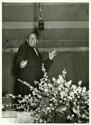 Maurice Chevalier ao microfone